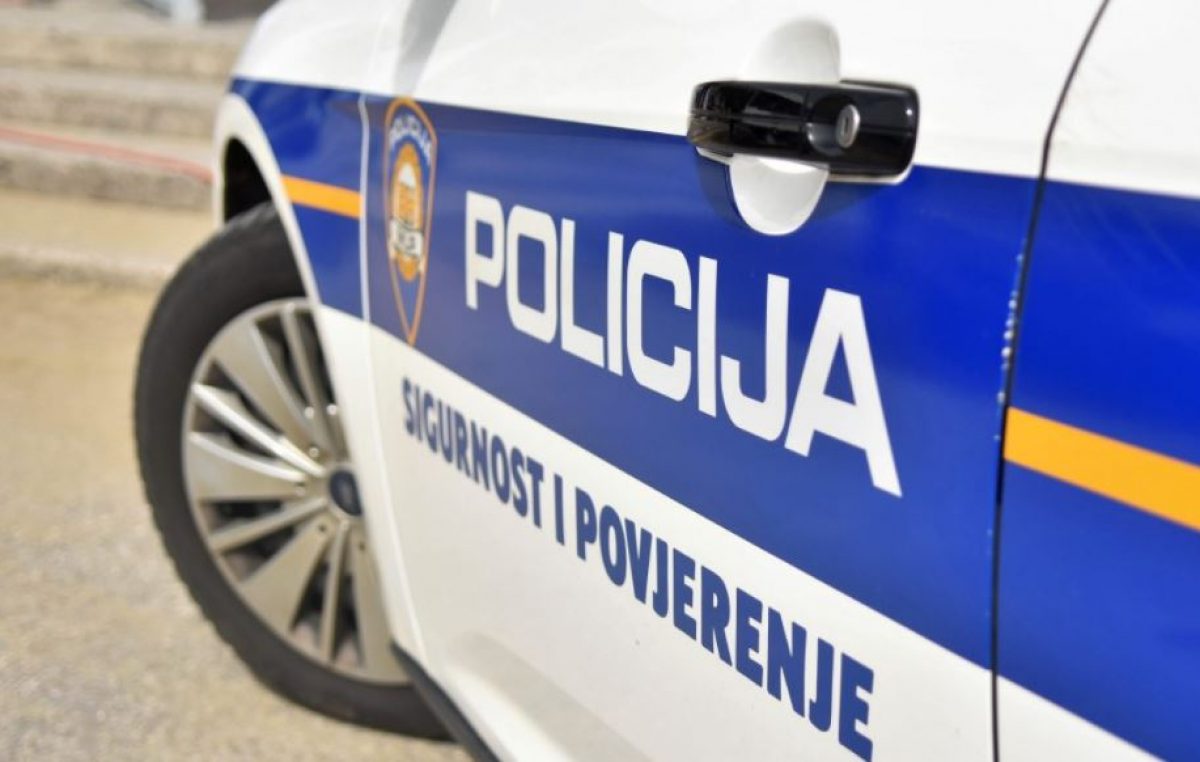Slovenka u Omišlju nepropisno pretjecala, vrijeđala policajce pa napuhala 2,07 promila