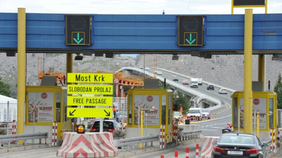 Prometna nesreća na Krčkom mostu, zbog bakljade večeras će nakratko biti zatvoren za promet