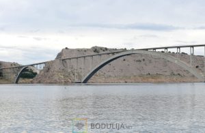 Otok Krk se jutros probudio s temperaturom mora višom od temperature zraka; bura ometa promet