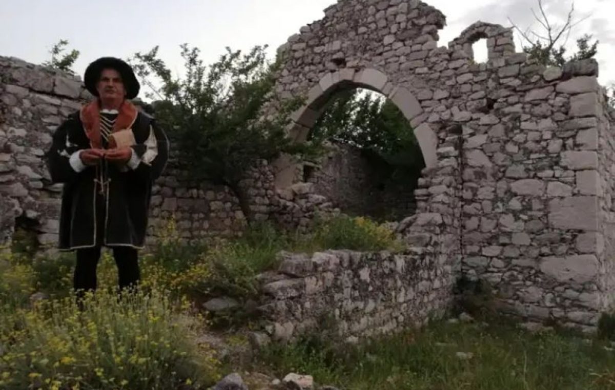 FOTO Obilazak crkava Sv. Petra na otoku Krku s Darkom Antolkovićem i knezovima krčkim Frankopanima