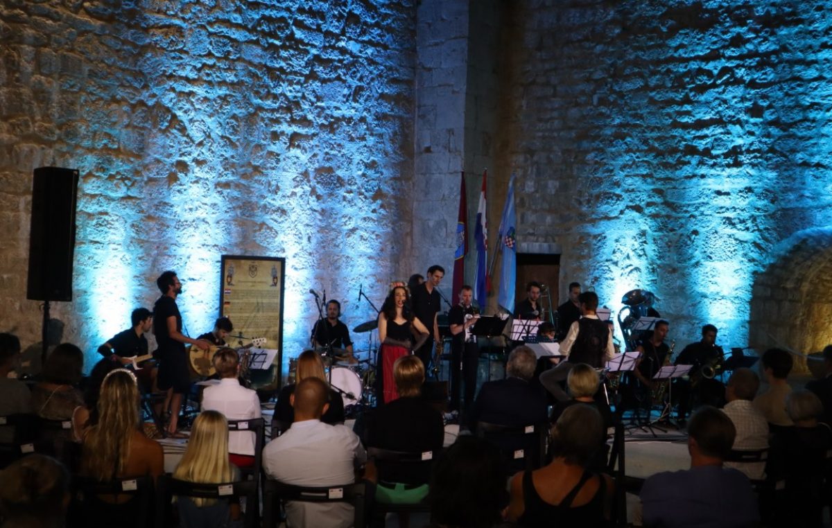 VIDEO Mak Murtić i Mimika orkestar otvorili 64. Ljetne večeri koncertom Hram mora ili Altur mur