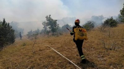 Požar na nepristupačnom terenu kod Žgaljića, izgorio hektar raslinja: “Da je bilo vjetra, imali bi velik problem”