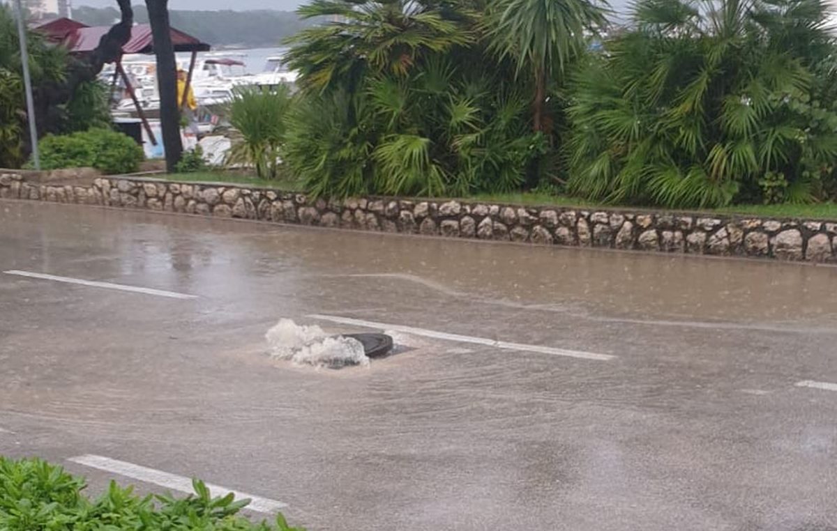 FOTO Oprez na cestama: Obilna kiša digla šahte u Krku