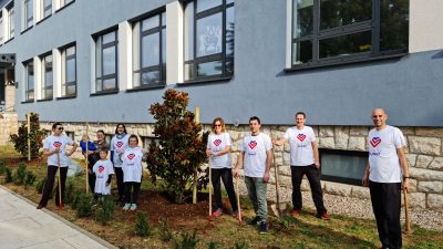250 sati, 70 sadnica, 40 volontera: završena jesenska faza uređenja dvorišta puntarske škole