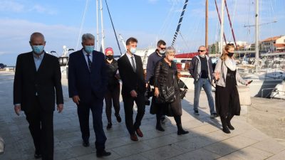VIDEO Župan Komadina i načelnik Malinske Robert Anton Kraljić obišli novouređenu obalu i budući Maritimni centar