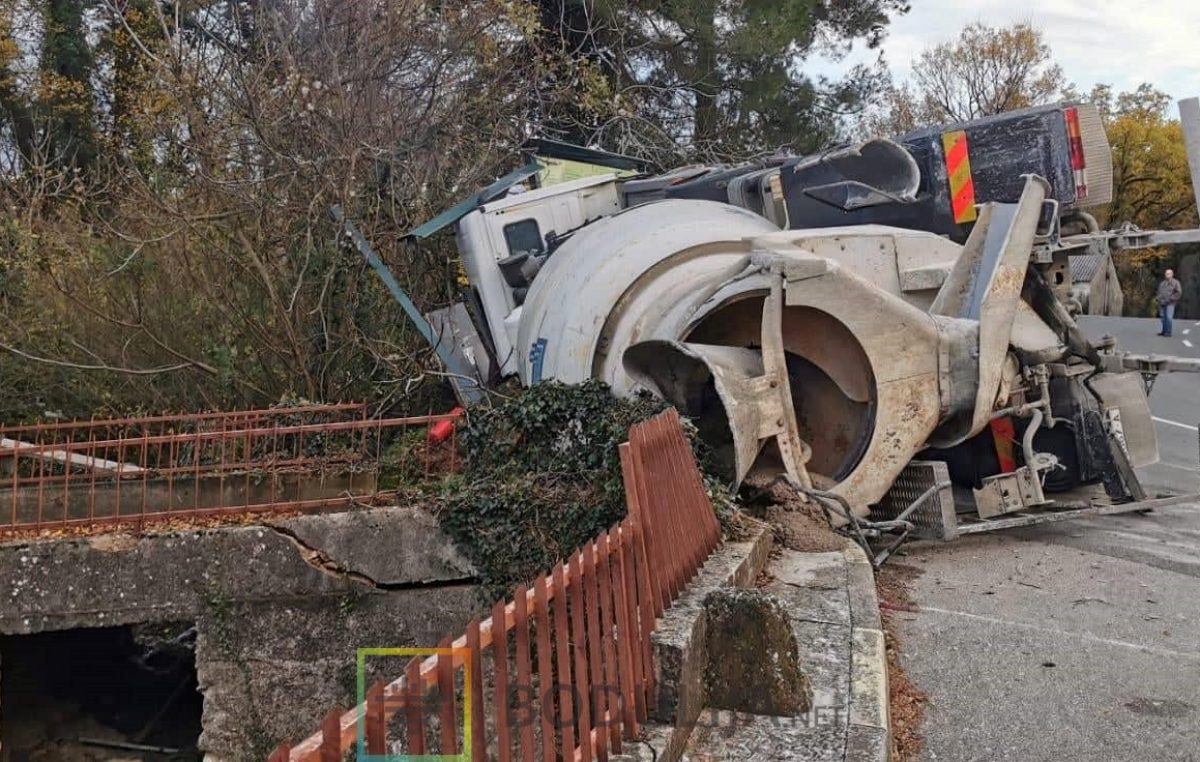 Vatrogasci skoro 4 sata izvlačili vozača prevrnutog miksera u Dobrinju, bio je prikliješten iznad provalije