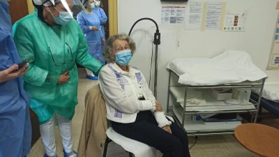 FOTO/VIDEO 93-godišnja Dubravka Pavlović prva je osoba u PGŽ cijepljena protiv virusa COVID-19