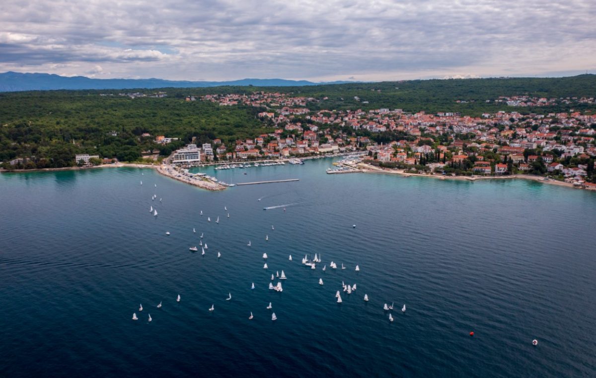 Akvatorij Malinske ponovo će zabijeliti jedrilice, vrijeme je za Miću regatu