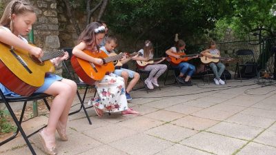 Polaznici El Musicante škole gitare održali svečani završni koncert