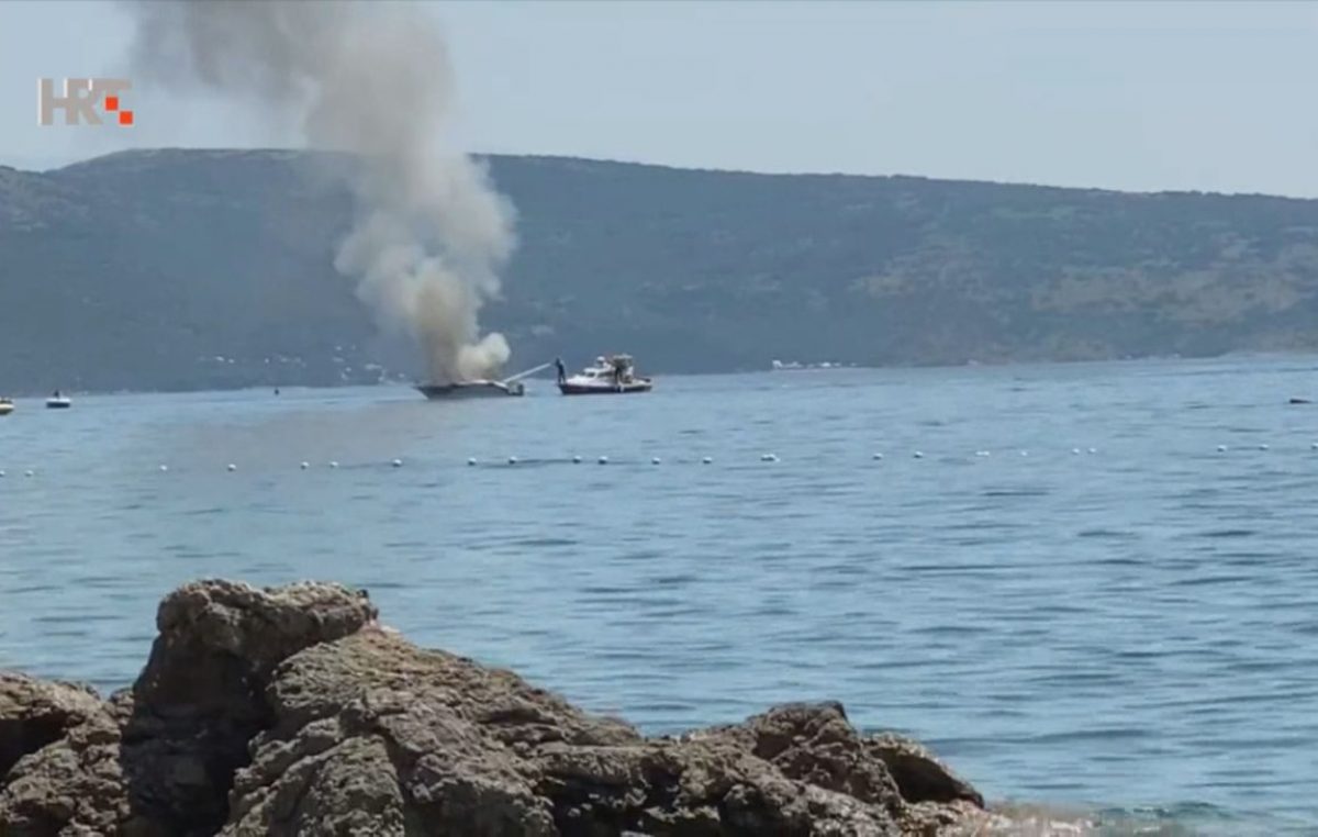 VIDEO U akvatoriju Krka zapalio se gliser, vatrogasci ga gasili na pučini