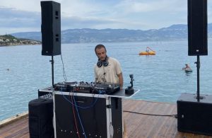VIDEO Na moru ispred bašćanske Vele plaže održan Adria Outdoor Session Beach Party i tradicionalna bakljada u čast Oluji