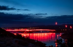 FOTO/VIDEO 222 baklje za 222 ugašena života: Oluja na Kvarneru 2021. ponovo “zapalila” Krčki most