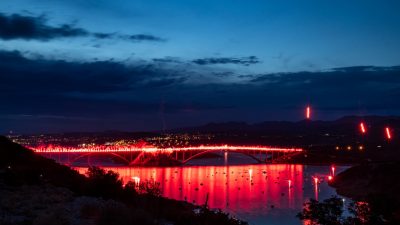 FOTO/VIDEO 222 baklje za 222 ugašena života: Oluja na Kvarneru 2021. ponovo “zapalila” Krčki most