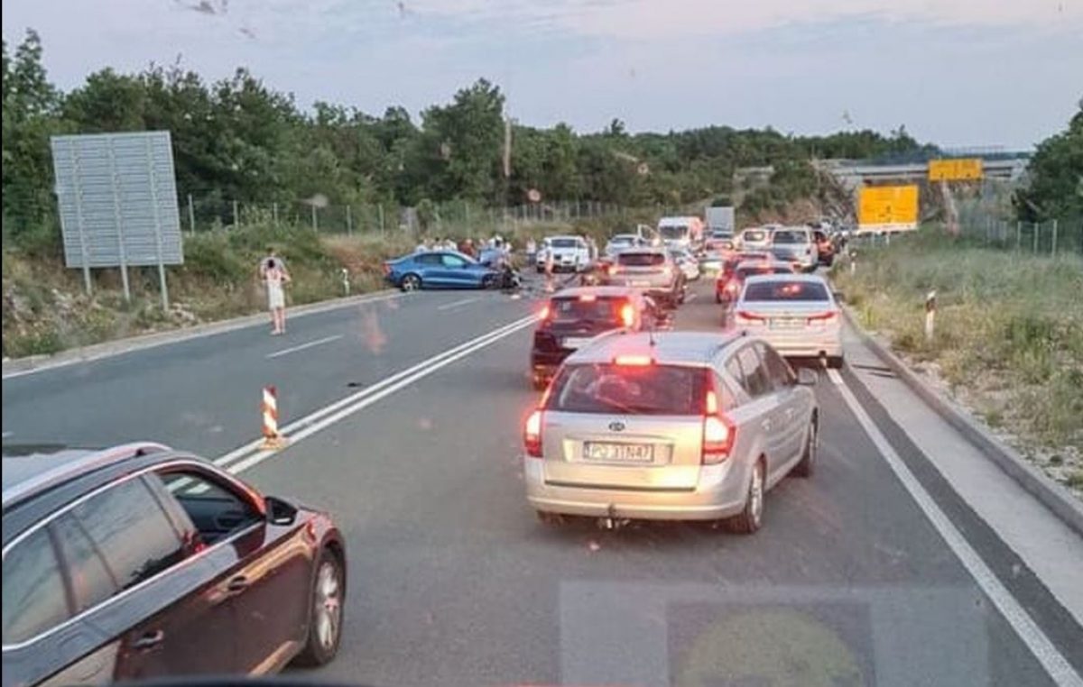 Teška prometna nesreća pred Krčkim mostom, intervenirali vatrogasci i hitna pomoć. Stvaraju se velike gužve