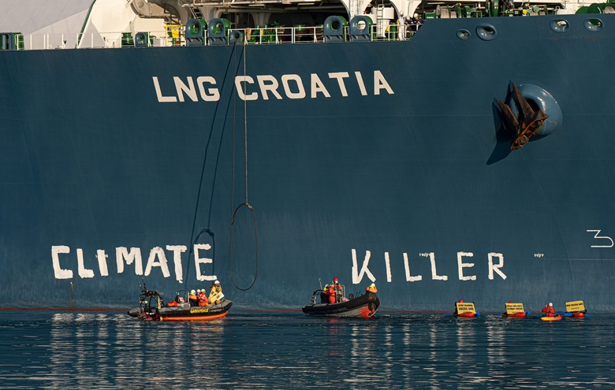 Aktivisti Greenpeacea na LNG brodu u Omišlju ispisali natpis “climate killer”