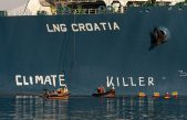 Aktivisti Greenpeacea na LNG brodu u Omišlju ispisali natpis “climate killer”