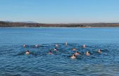 FOTO/VIDEO Humanitarni ispraćaj stare godine i podnevno kupanje u Klimnu okupilo 13 hrabrih kupača