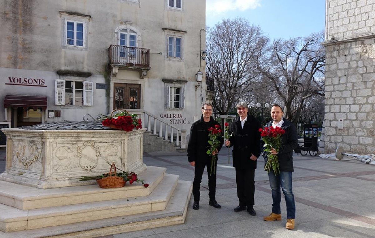 Čelnici Grada Krka povodom Dana žena sugrađanke darivali ružama