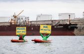 Greenpeaceov prosvjed kod LNG-a u Omišlju: “Da miru, ne (ruskoj) nafti!”