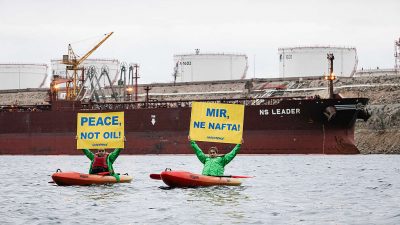 Greenpeaceov prosvjed kod LNG-a u Omišlju: “Da miru, ne (ruskoj) nafti!”
