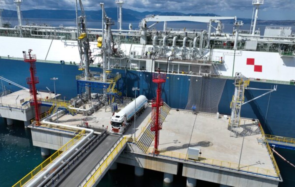 LNG Hrvatska prvi u svijetu ponudio pretovar UPP-a s broda u kamionske cisterne