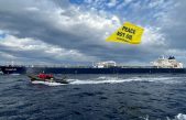 “Ne krvavoj nafti”: Greenpeace prosvjedovao kraj tankera na putu za Omišalj