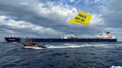 “Ne krvavoj nafti”: Greenpeace prosvjedovao kraj tankera na putu za Omišalj