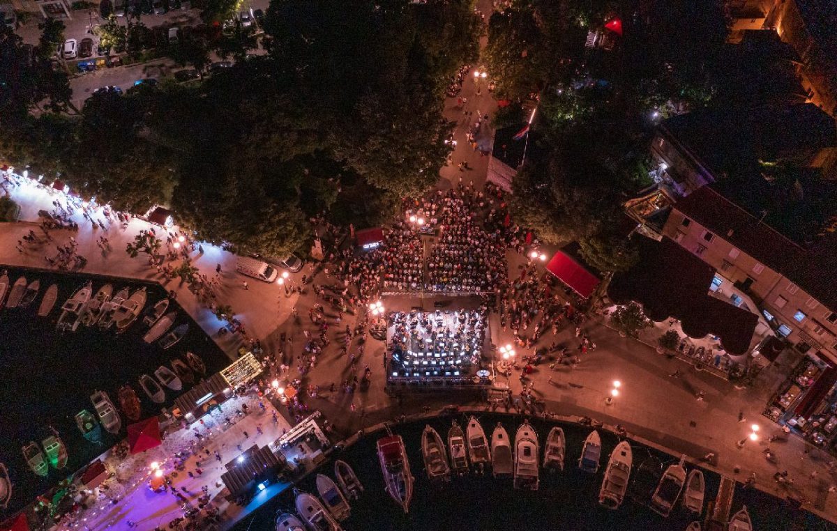 FOTO “Arije pod zvijezdama” na krčkoj rivi kao savršen početak 66. Ljetnih priredbi i Krk Music Festa
