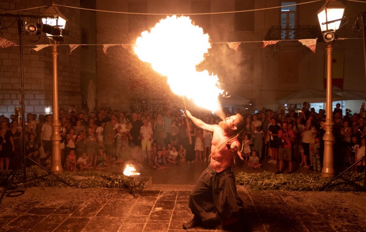 FOTO/VIDEO Matija Cvek i srednjovjekovni vitezovi “zapalili” Krk, večeras stiže Vanna