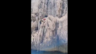 VIDEO Krčki vatrogasci i mještani spasili ovcu koja je zaglavila na litici nad morem