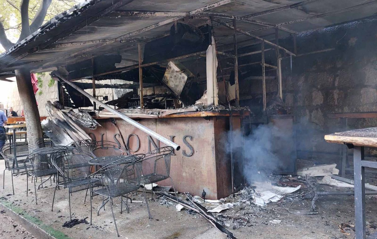 FOTO Požar posve progutao terasu i šank jednog od najpopularnijih krčkih caffea