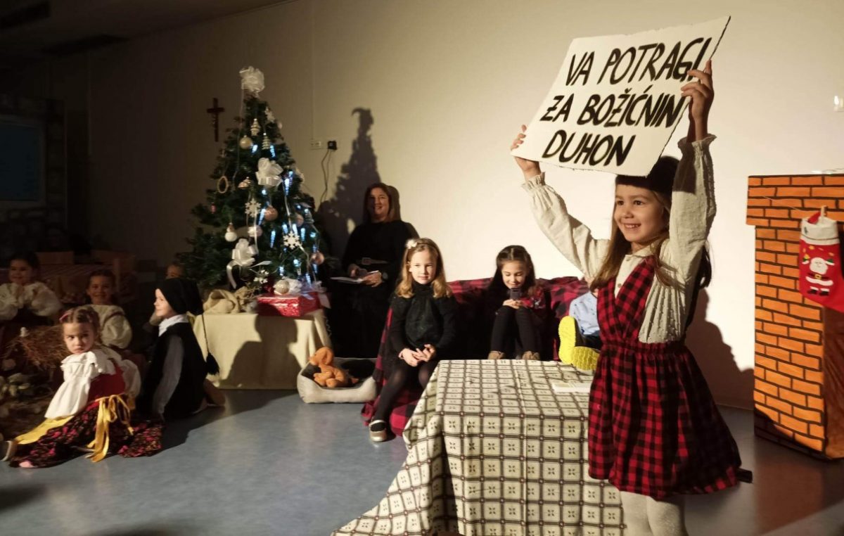 Bašćanski vrtićarci razveselili publiku glazbeno-scenskim igrokazom „Va potragi za božićnin duhon“