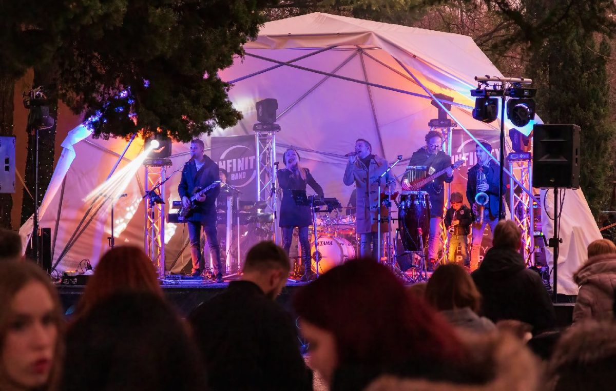 FOTO/VIDEO Sjajan Infinity band u završnici adventskih koncerata u Omišlju
