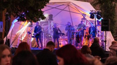 FOTO/VIDEO Sjajan Infinity band u završnici adventskih koncerata u Omišlju