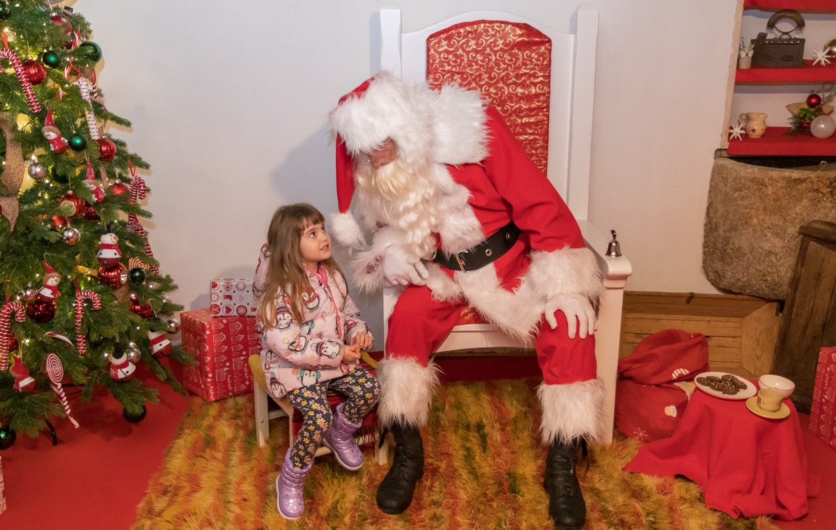 FOTO/VIDEO Djed Božićnjak ima novu adresu u Malinskoj. Posjetili smo ga, a možete i vi!