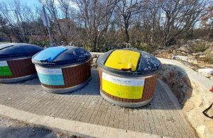 Neshvatljiv vandalizam: Netko je potpuno besmisleno “napao” spremnike za otpad u Korniću