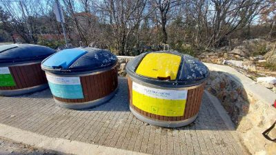 Neshvatljiv vandalizam: Netko je potpuno besmisleno “napao” spremnike za otpad u Korniću