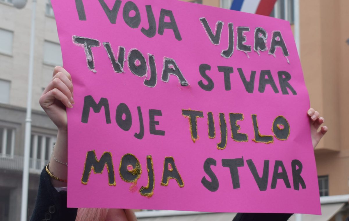 Mirela Ahmetović na protuprosvjedu u Zagrebu: “Tvoja vjera – tvoja stvar; moje tijelo – moja stvar”