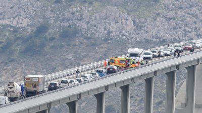 FOTO Teža prometna nesreća na Krčkom mostu, kilometarske kolone u oba smjera