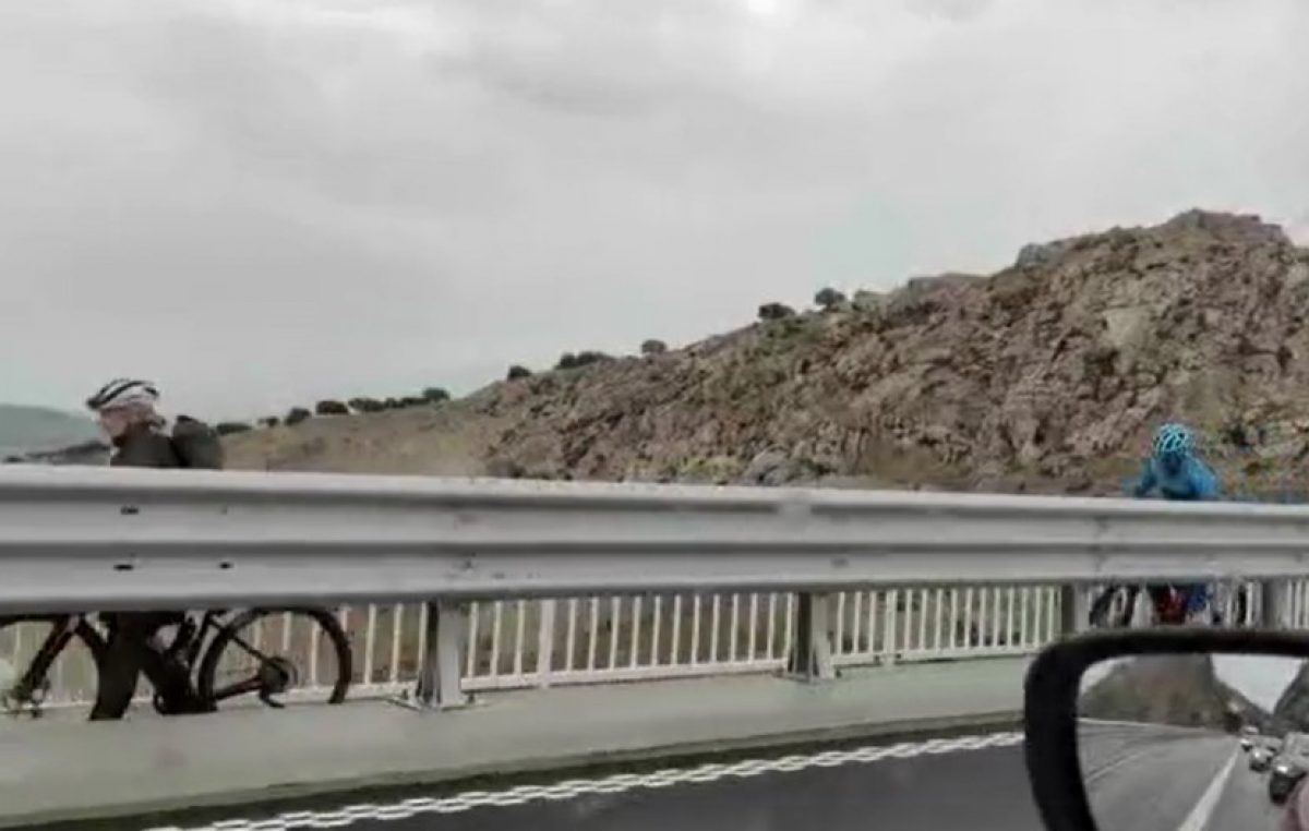 VIDEO Evo kako to izgleda kada biciklisti prelaze Krčki most po olujnoj buri