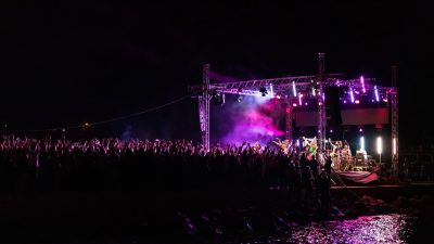 [FOTO/VIDEO] Rock euforija u Baški: Više od 15 tisuća ljudi pjevalo s Letom 3 na Crnoj ovci