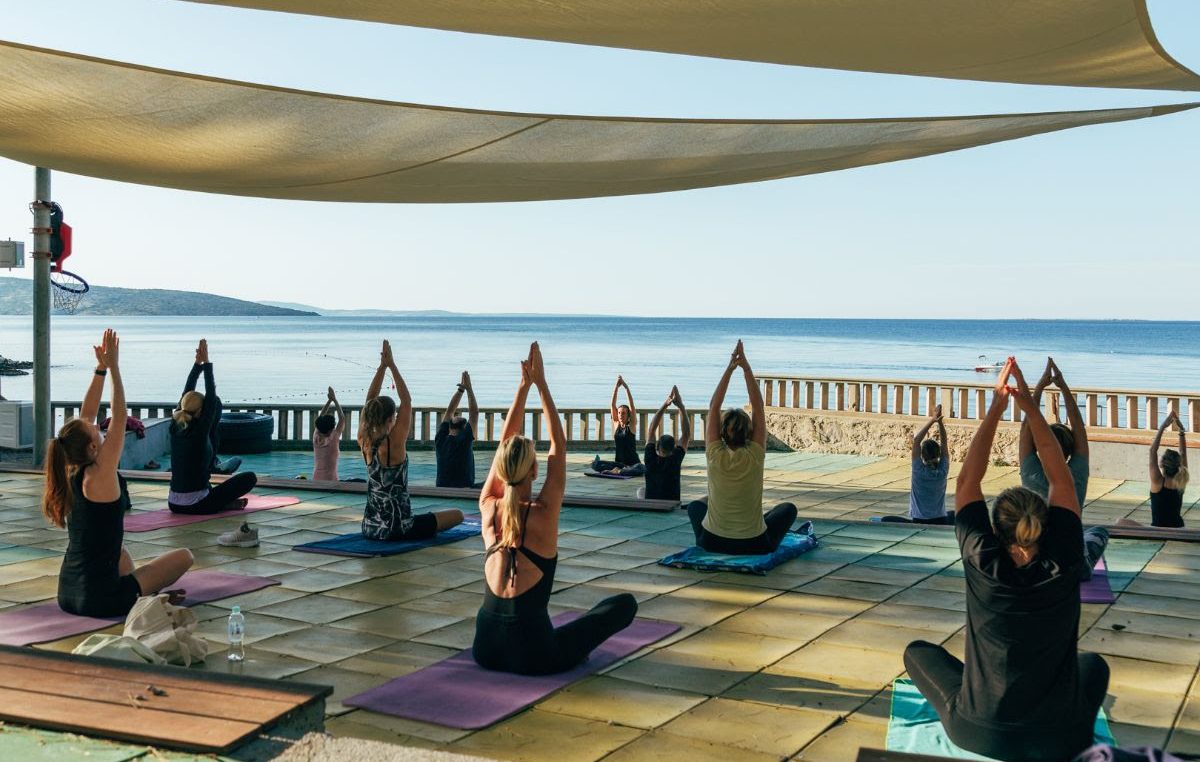 Počela je sezona yoge na otvorenom, vježbat će se diljem otoka Krka