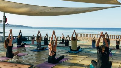 Počela je sezona yoge na otvorenom, vježbat će se diljem otoka Krka