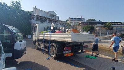 Komunalci u Staroj Baški pokupili cijeli kamion rekvizita za “rezervaciju” plaže