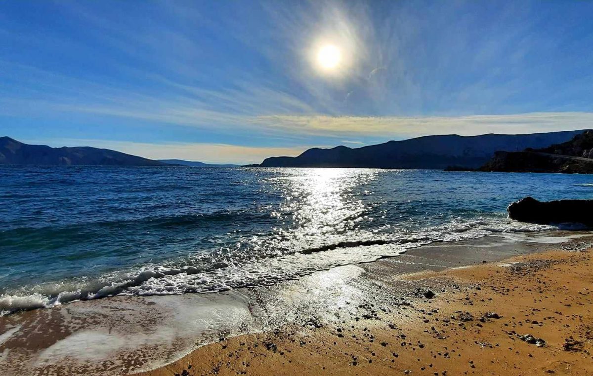 Skoro srušen rekord temperature mora u Krku, i dalje je vrlo toplo