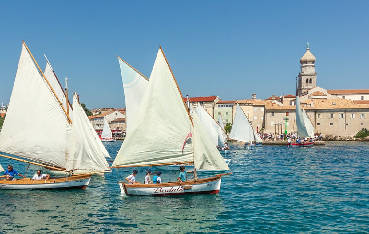 29. Krčka jedra u znaku 150 godina JK Plav: Noćni ples barki, regata i koncerti klapa Cambi i Luka