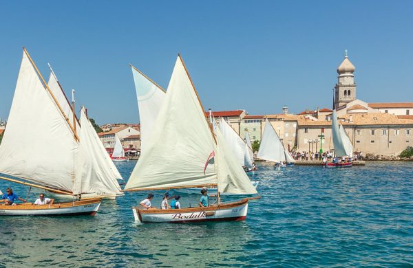 29. Krčka jedra u znaku 150 godina JK Plav: Noćni ples barki, regata i koncerti klapa Cambi i Luka