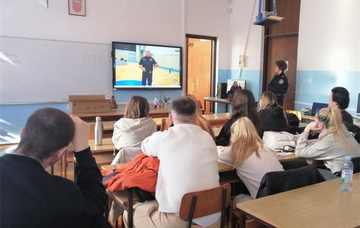 ​Srednjoškolcima u Krku predstavljena kampanja „Postani policajac“