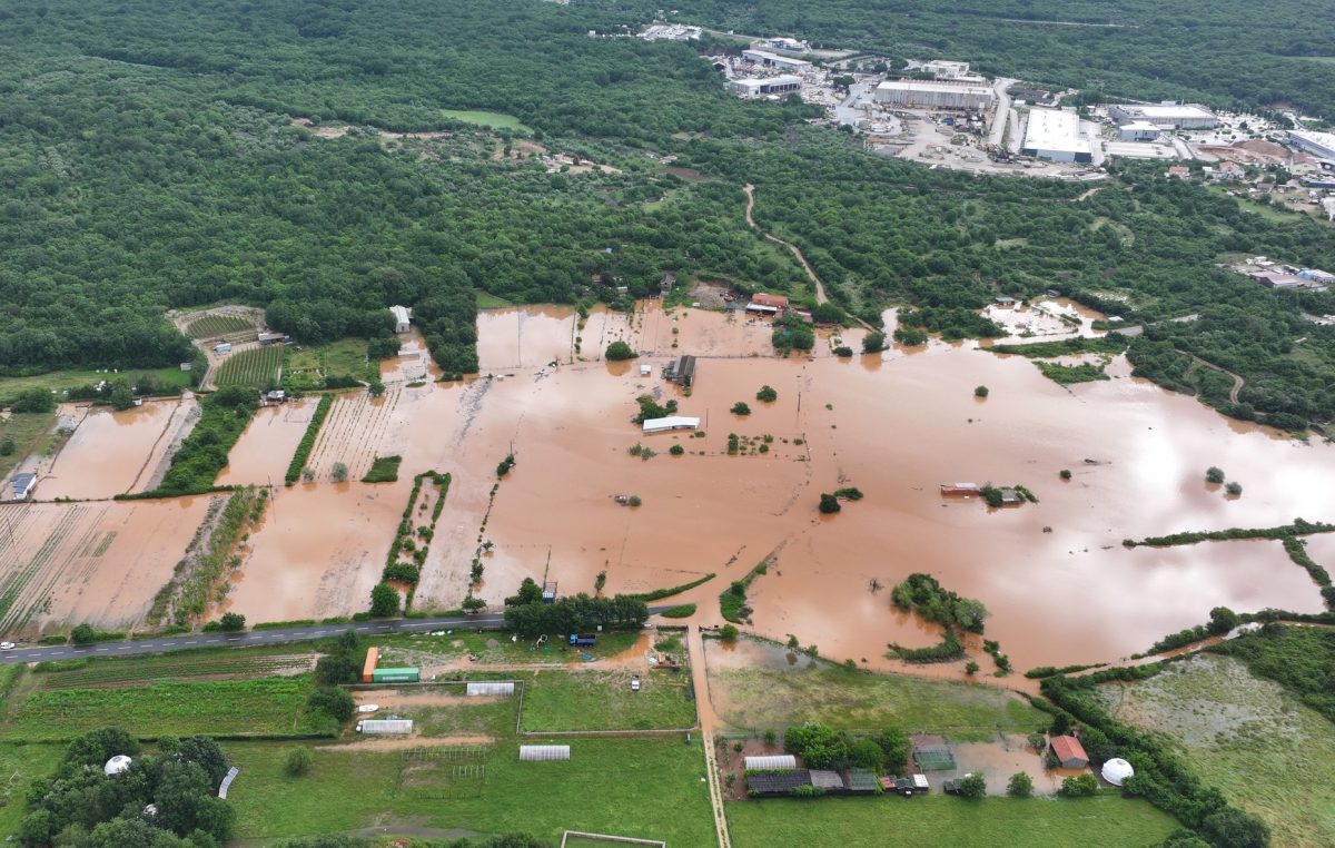 Na Krku palo ekstremnih 274 mm kiše, iz vode izvlačili automobile, životinje, strojeve…