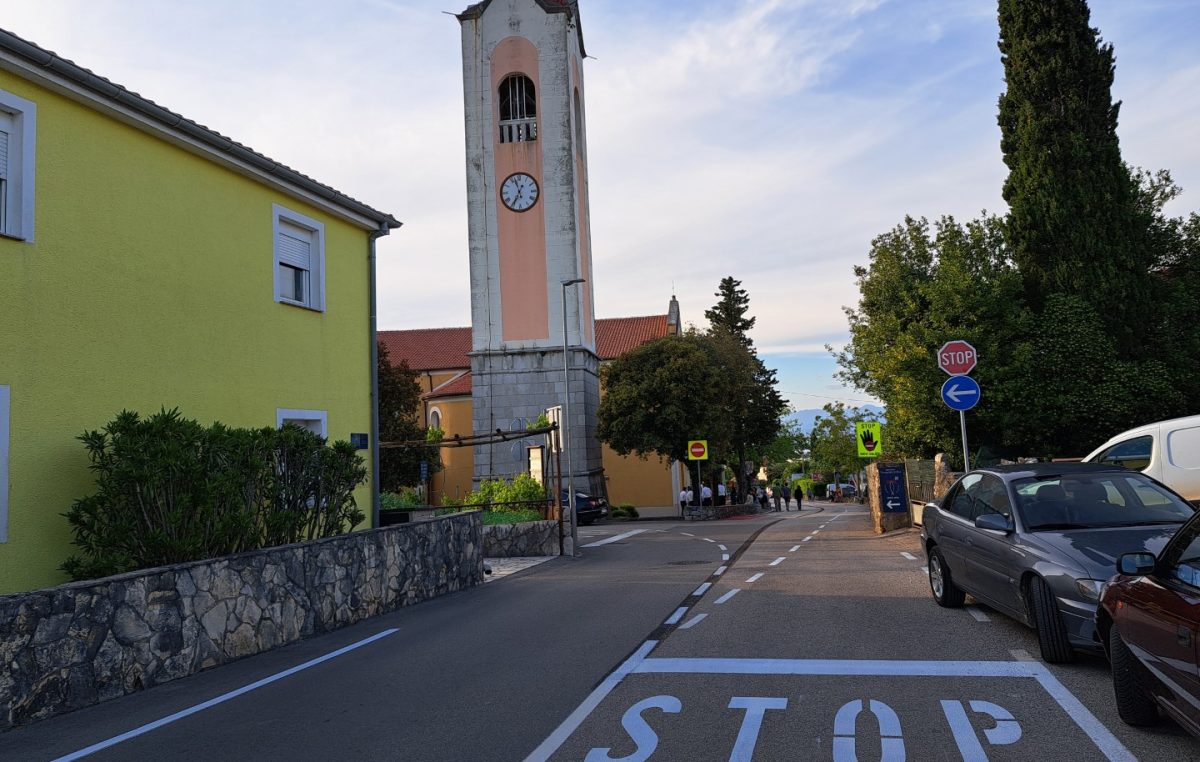 [VIDEO] Nova prometna regulacija u Malinskoj zbunjuje brojne vozače, evo kako to izgleda uživo